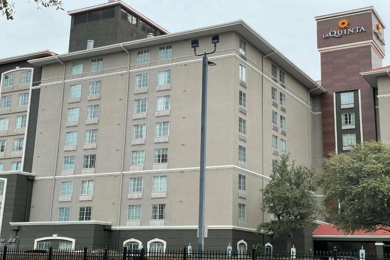 Фото La Quinta Inn & Suites by Wyndham San Antonio Airport