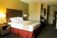 Фото Holiday Inn Express & Suites Fredericksburg, an Ihg Hotel