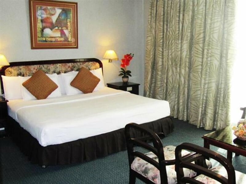 Фото Castle Peak Hotel