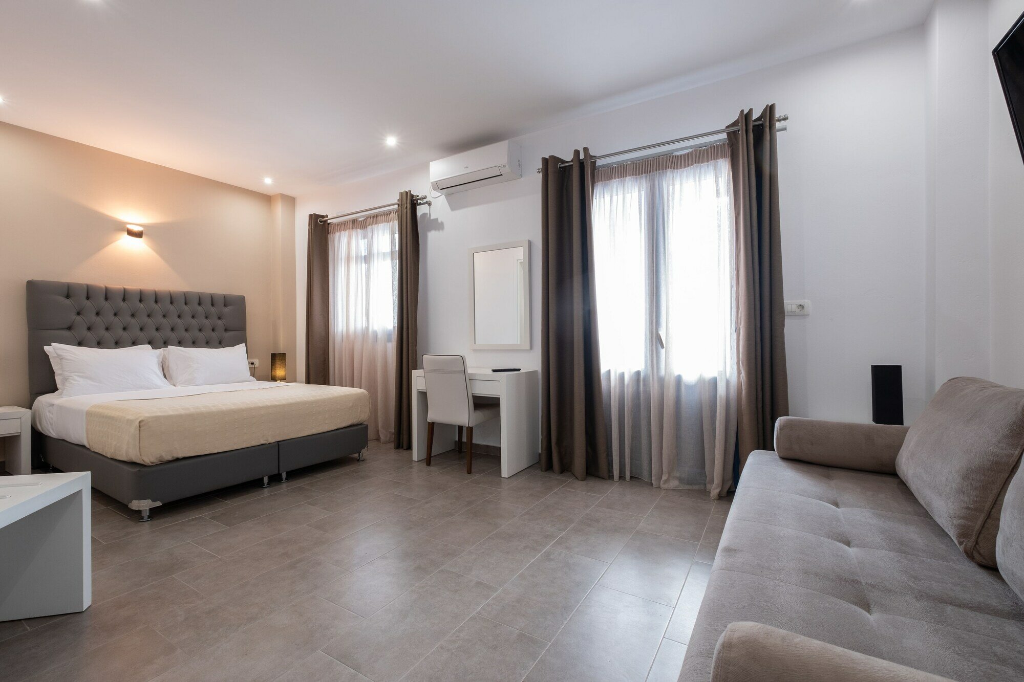 Фото Tristhenia Hotel