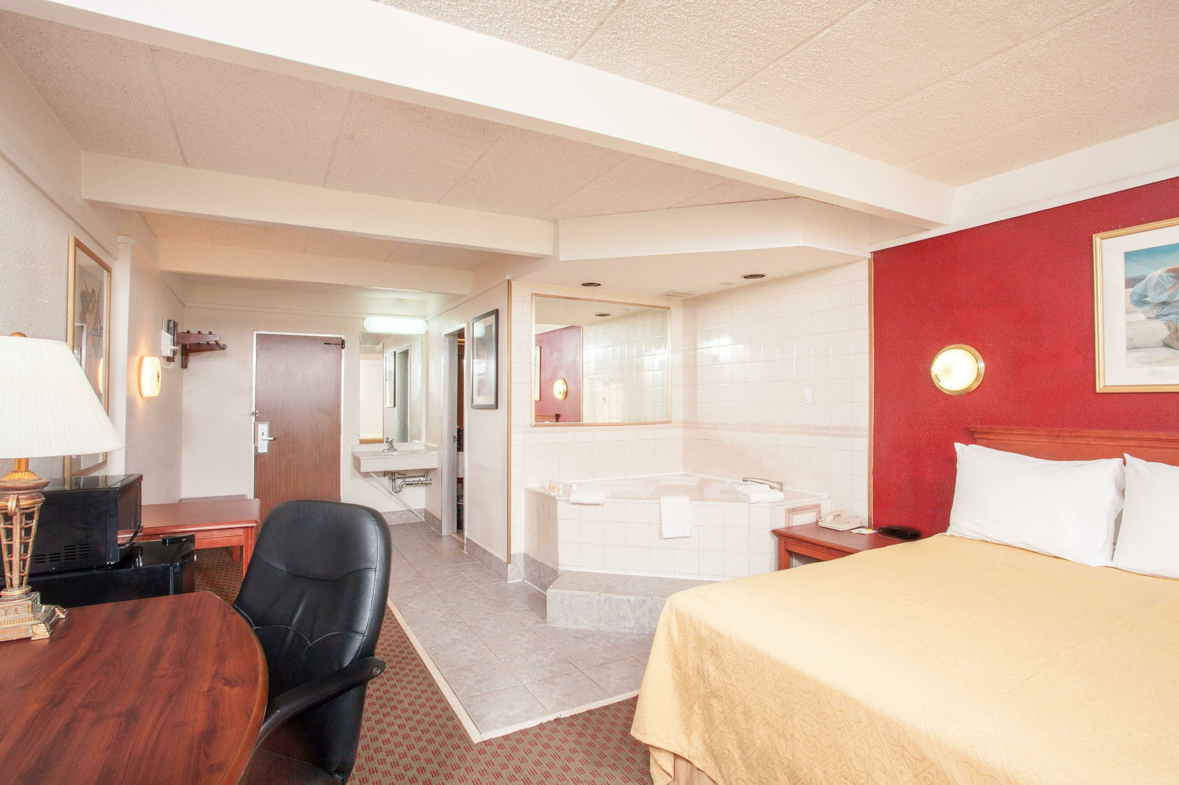 Фото Days Inn by Wyndham Columbia I-70