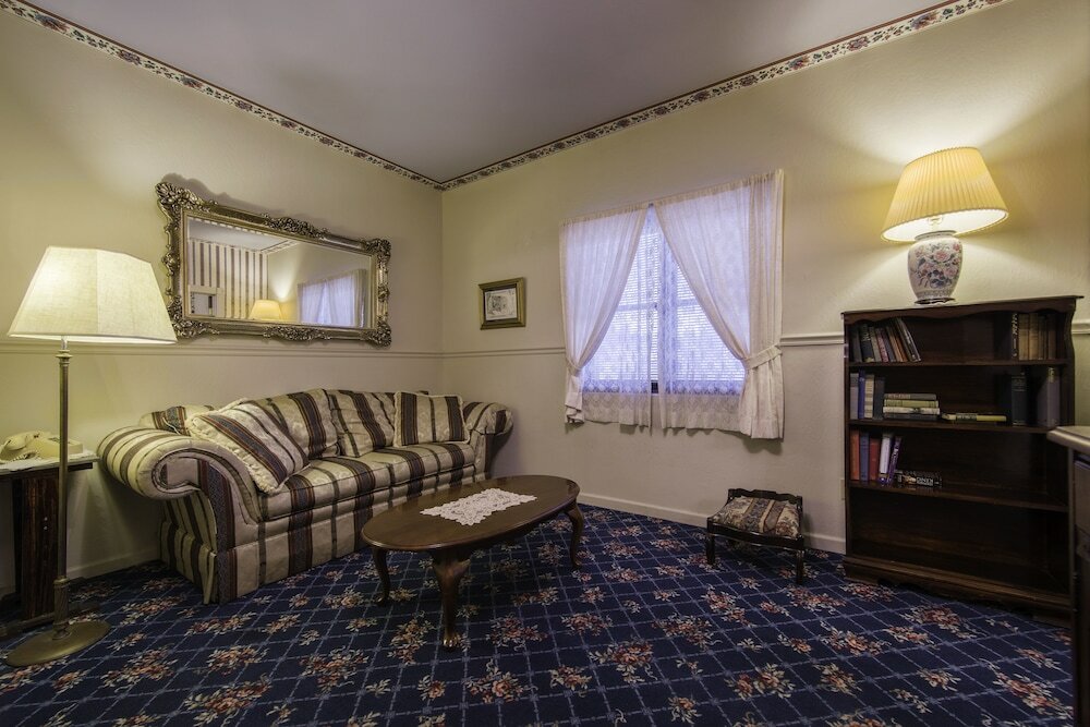 Фото Historic Cary House Hotel