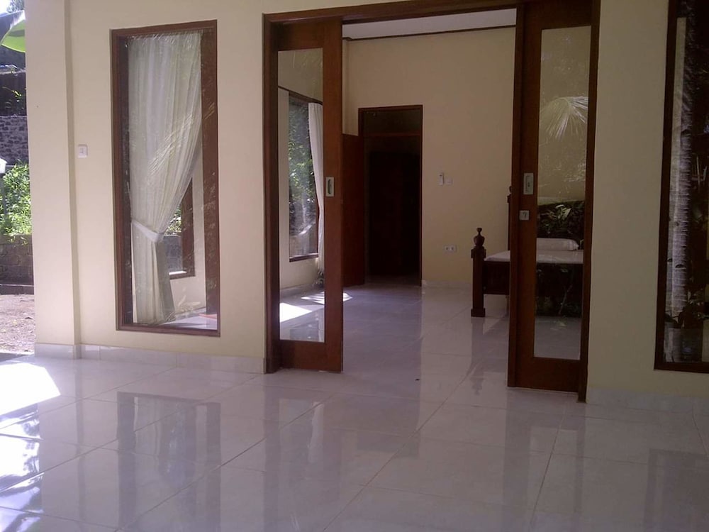 Фото Monkey Forest Bungalow