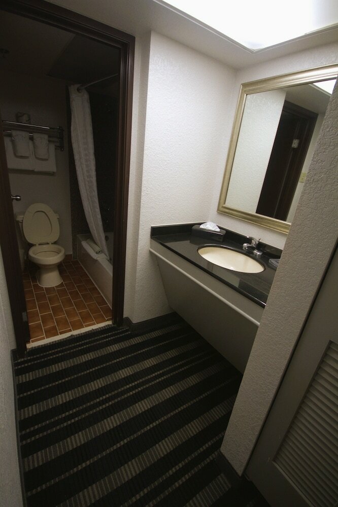 Фото Atrium Hotel and Suites