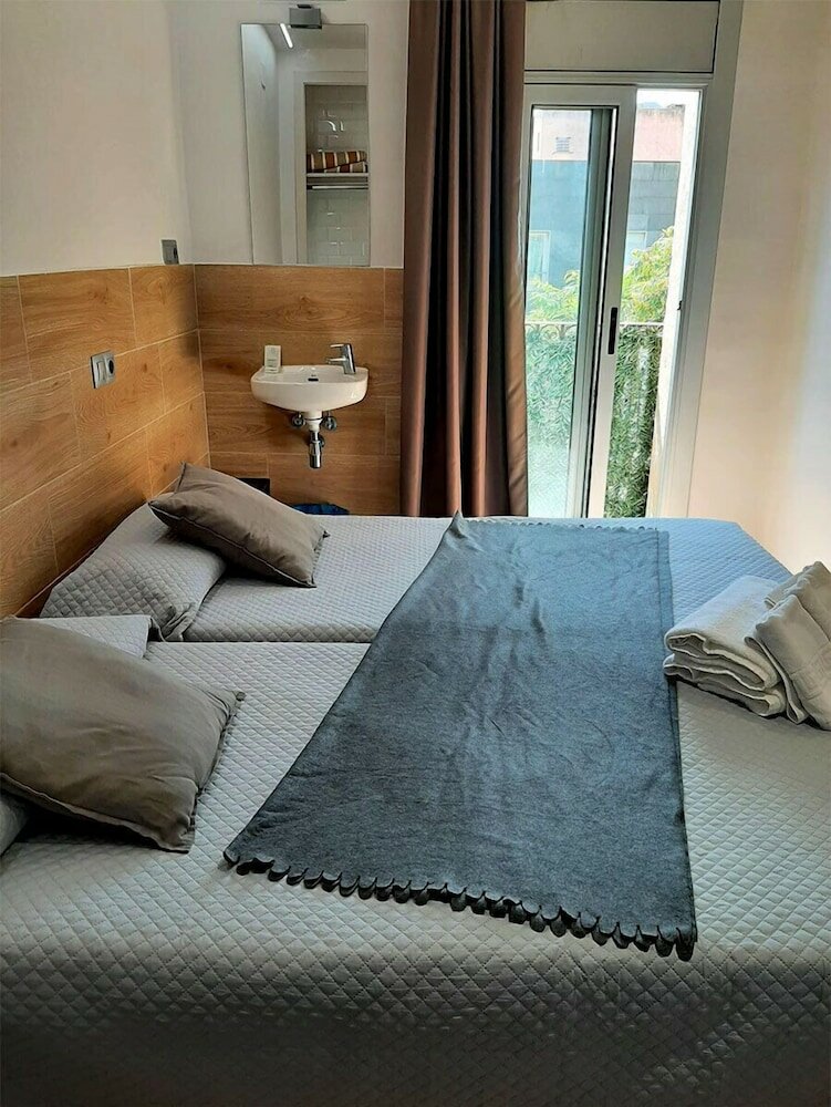 Фото Hostal Sant Ramón