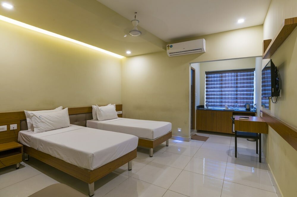 Фото Hotel Crescent Inn