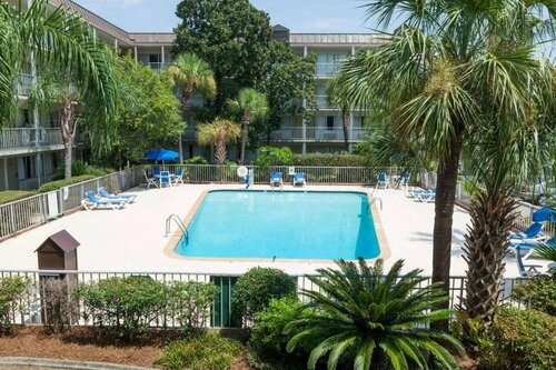 Гостиница Days Inn by Wyndham New Orleans Airport в Кеннере