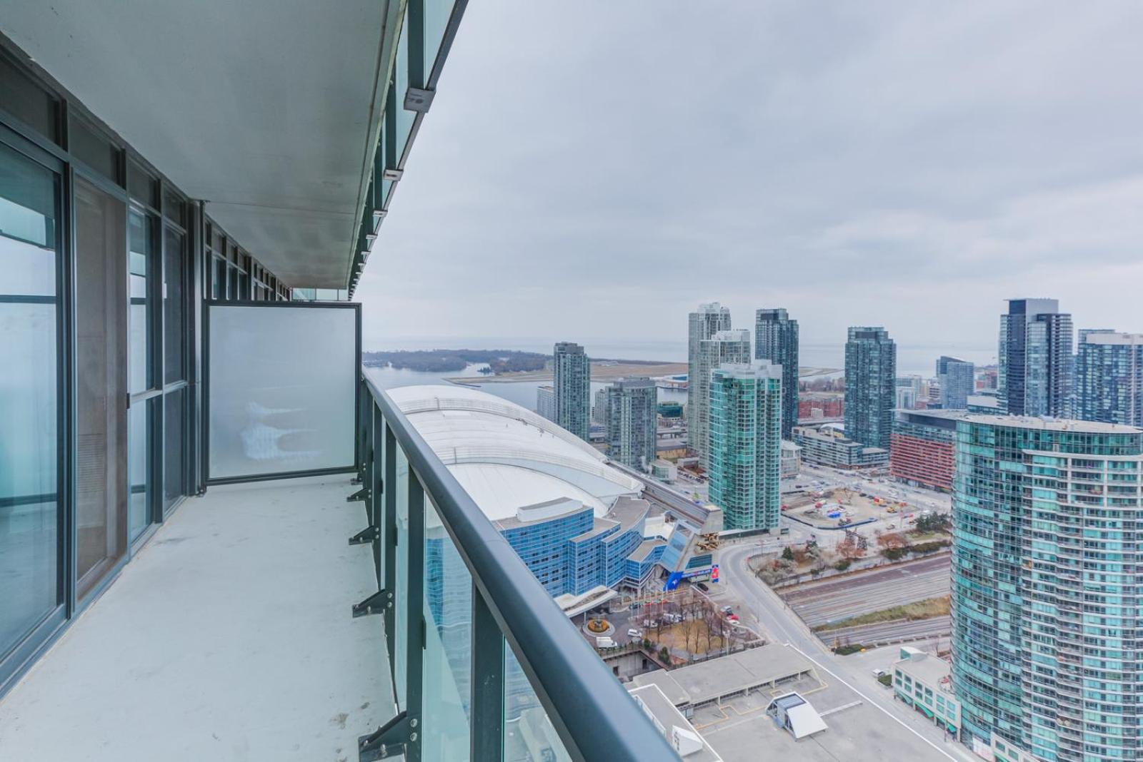 Фото E. S. i Furnished Suites at the Acc