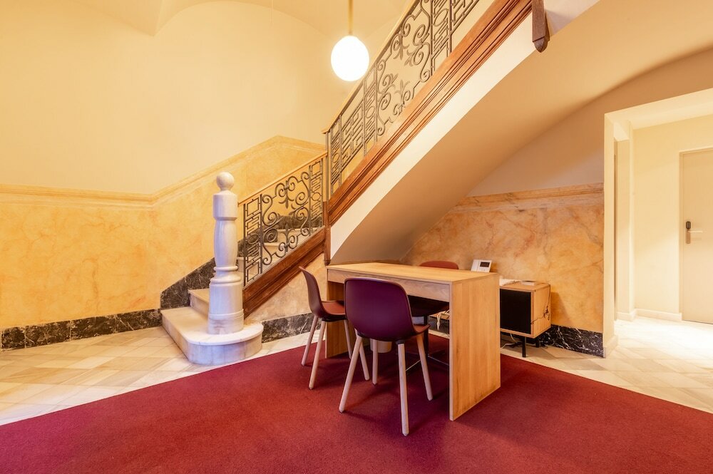 Фото Port Plaza Apartments