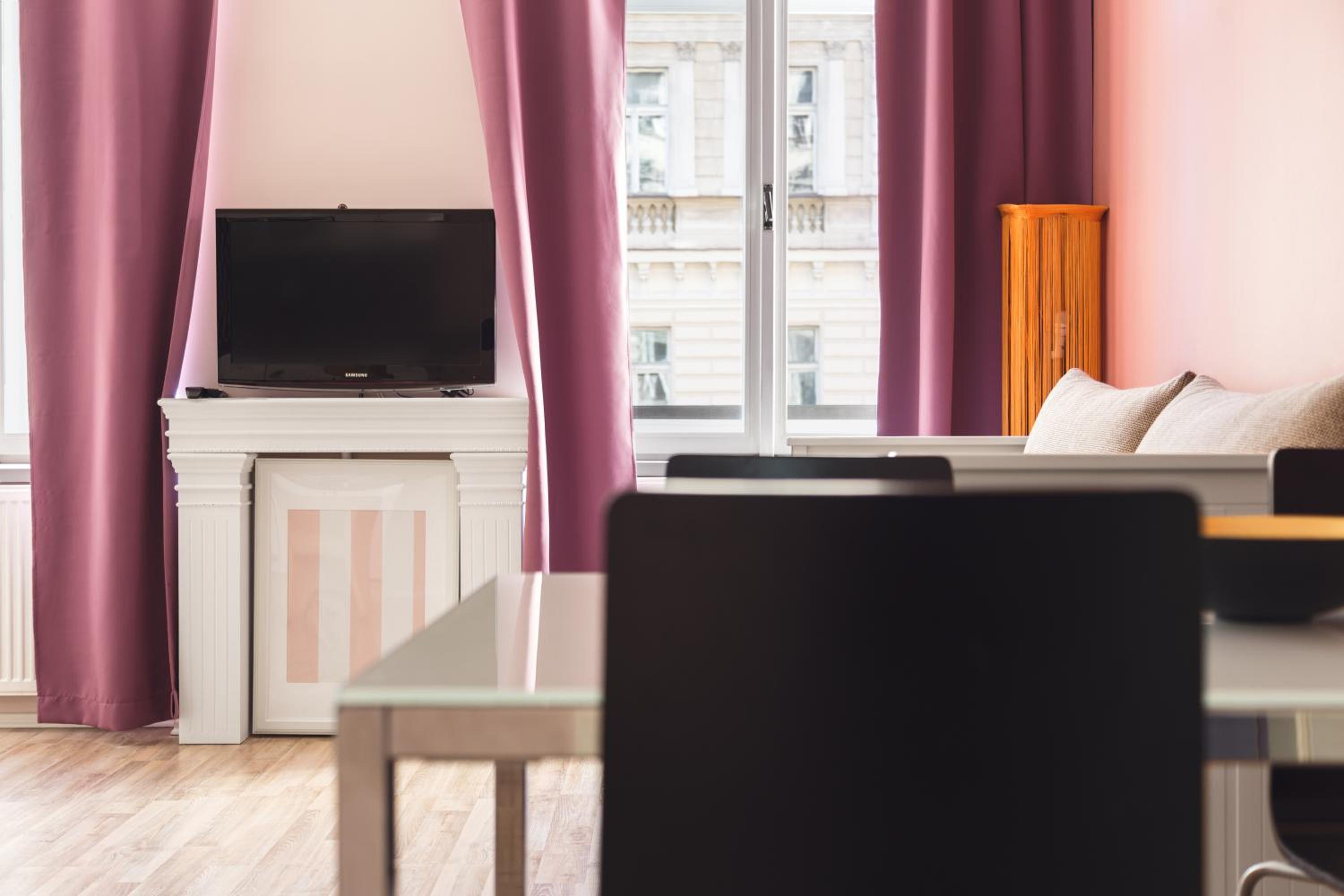 Фото Royal Court Apartments