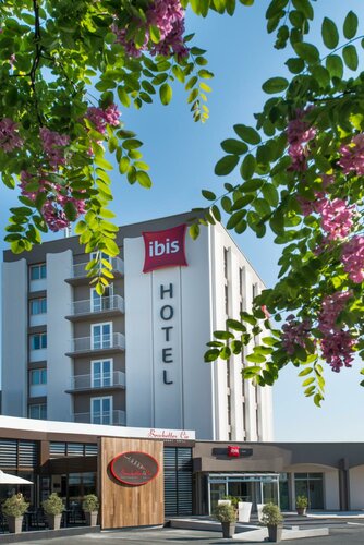 Гостиница Ibis Cholet в Шоле