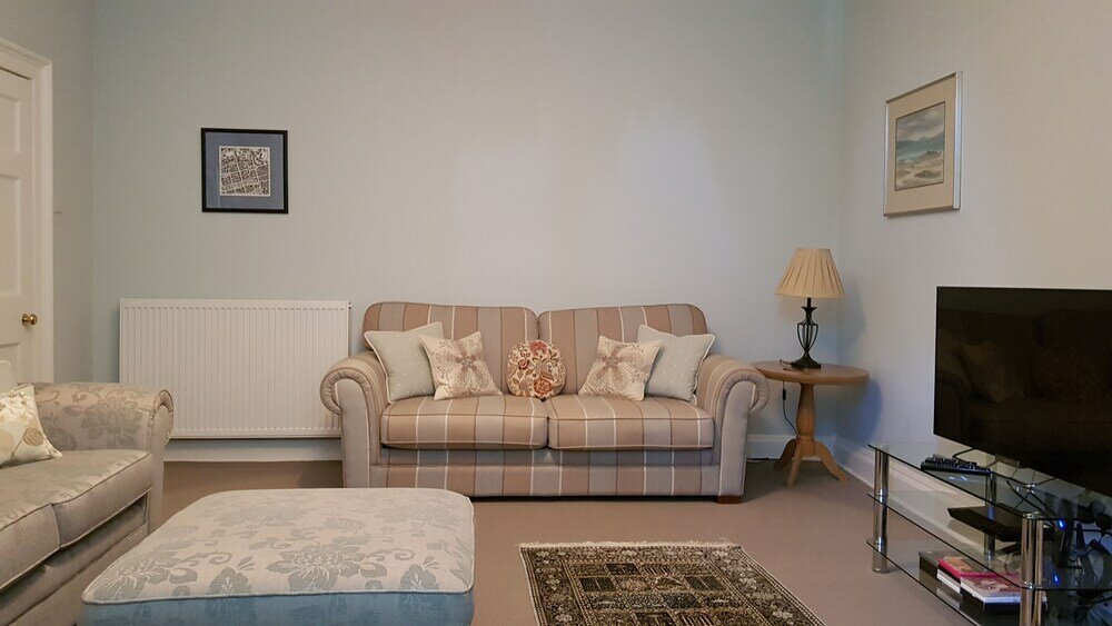 Фото Authentic Central 3-Bedroom Apartment