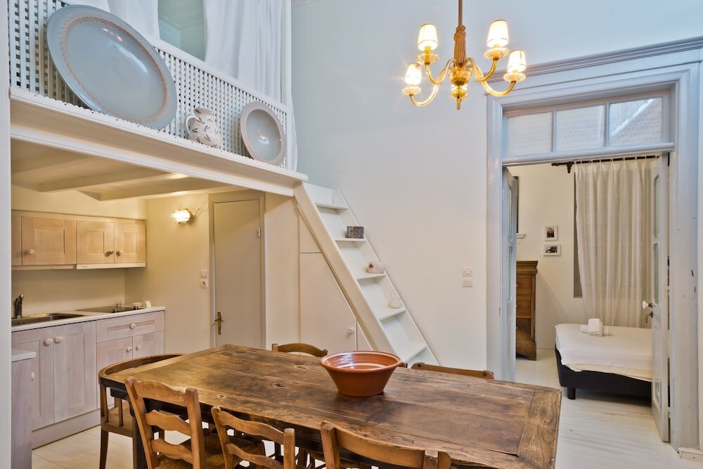 Фото White Traditional House