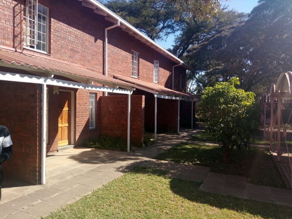 Фото 108 West Road Apartment