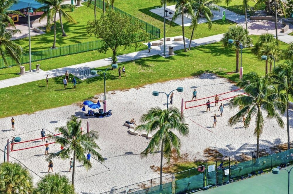 Фото 3 Bedroom Condo With Stunning Balcony View