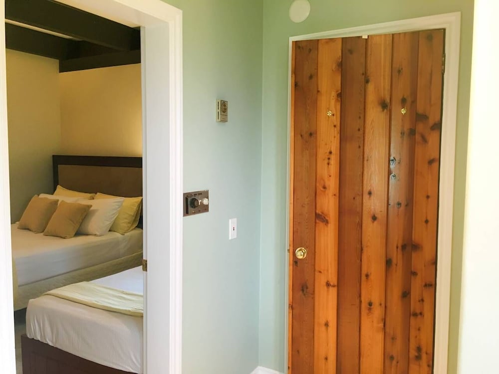 Фото A - Large Coastal Retreat