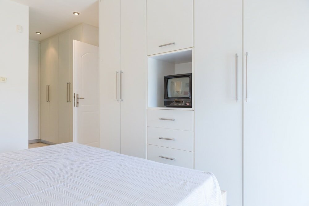 Фото Bright & Spacious two-floor Family Garden Home