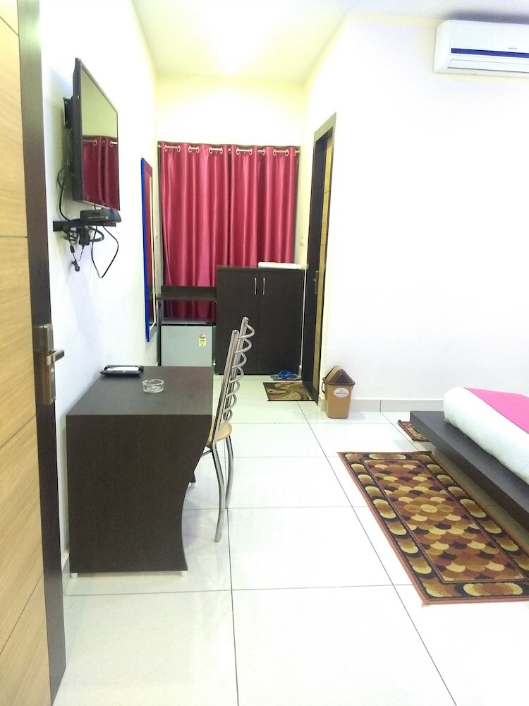 Фото Hotel Reyansh