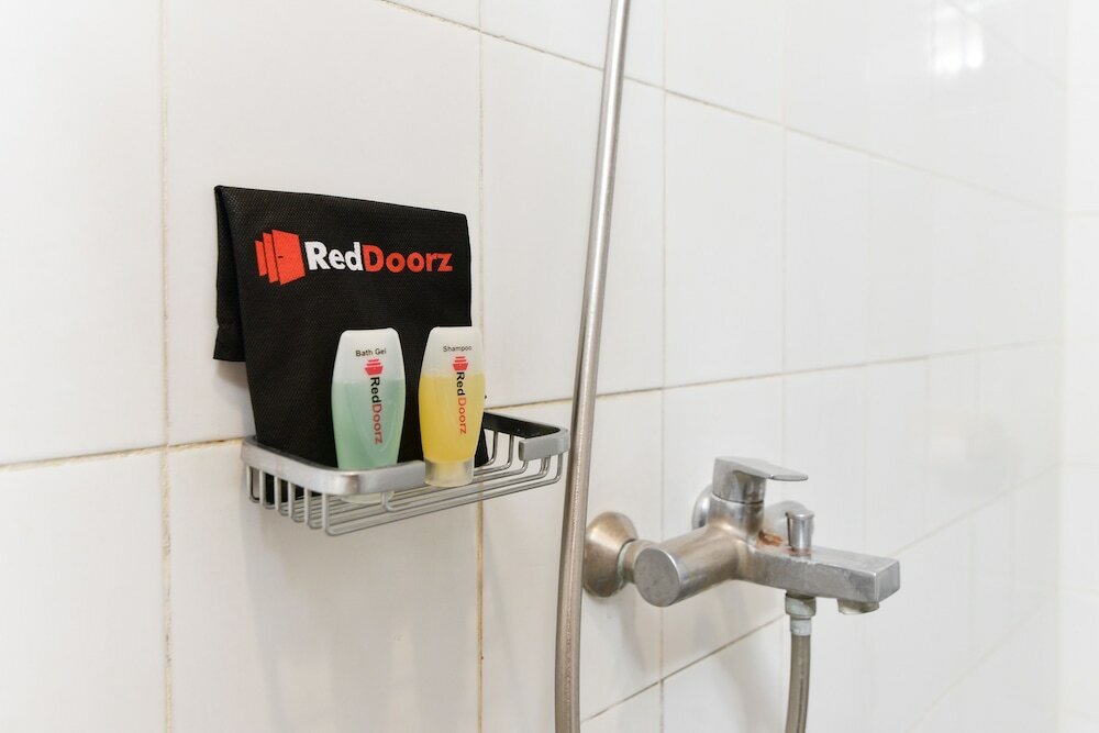 Фото RedDoorz Plus @ Raya Legian