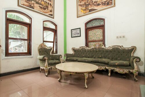 Гостиница RedDoorz @ Genteng Surabaya 2 в Сурабае