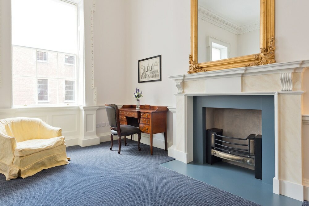 Фото Henrietta Suites City Centre