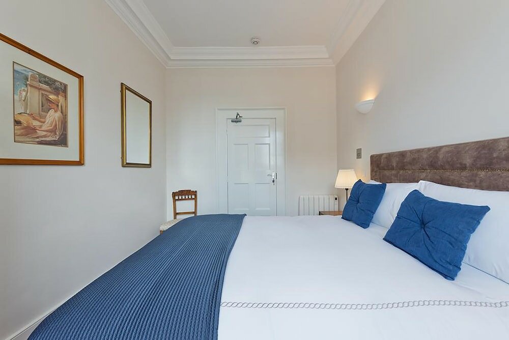 Фото Henrietta Suites City Centre