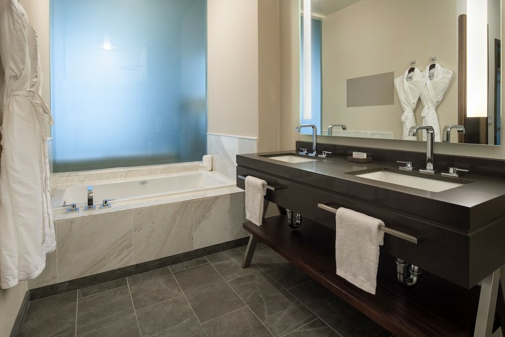 Фото Embassy Suites by Hilton Seattle Downtown Pioneer Square