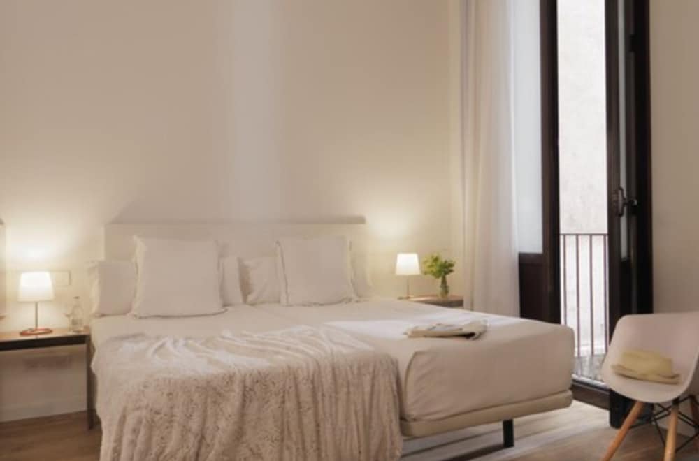 Фото Som Nit Born