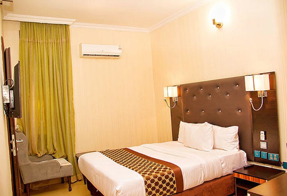 Фото Lakeem Suites - Agboyin Surulere