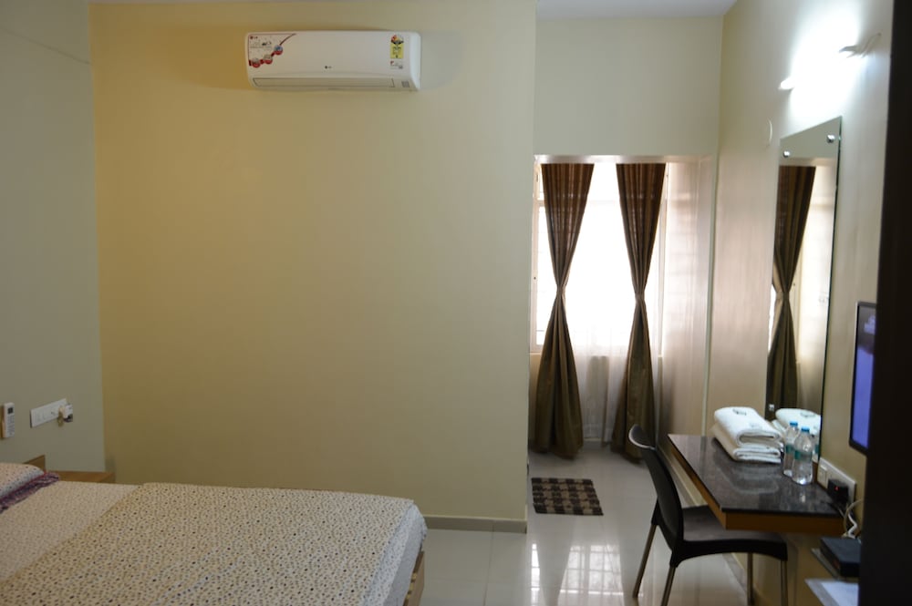 Фото Hotel B M Shree Residency