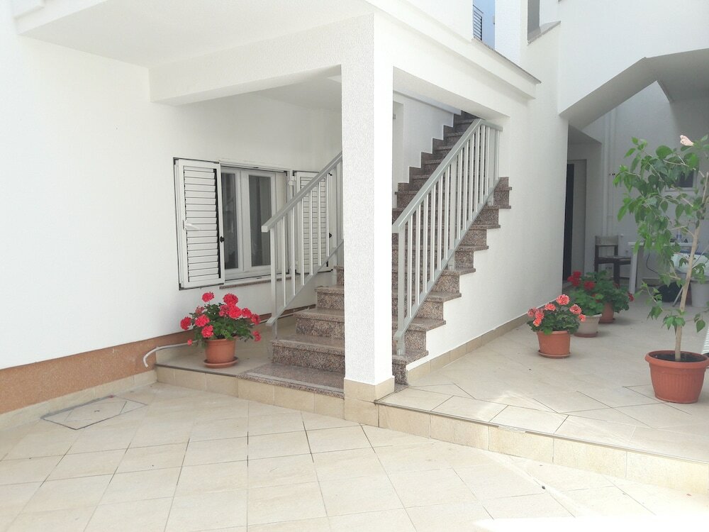 Фото Apartments Metajna X