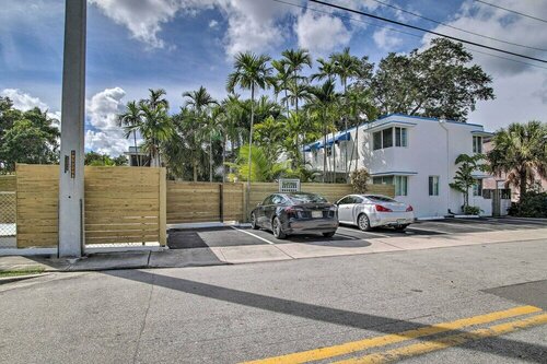 Гостиница Bright Ft Lauderdale Condo w Community Pool! в Форт-Лодердейл