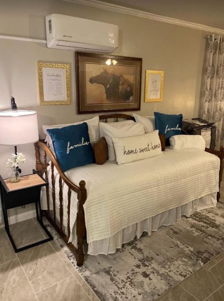 Фото Stunning Cozy Downtown Guesthouse