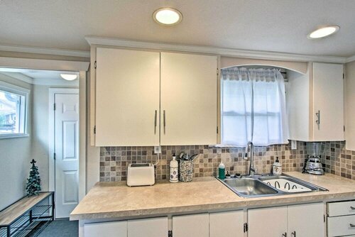 Гостиница Lovely Tacoma Cottage w Fire Pit, Near Dtwn! в Такоме