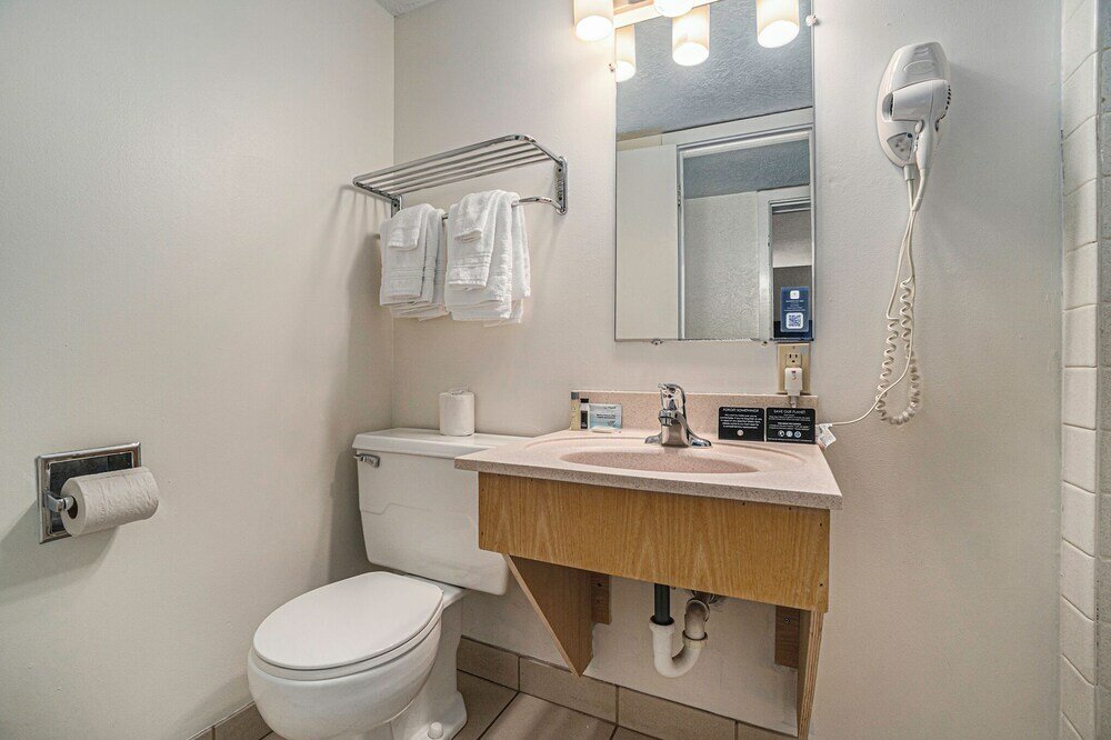 Фото Travelodge by Wyndham Traverse City Mi