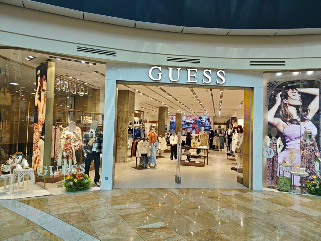 Магазин одежды Guess, Москва, фото