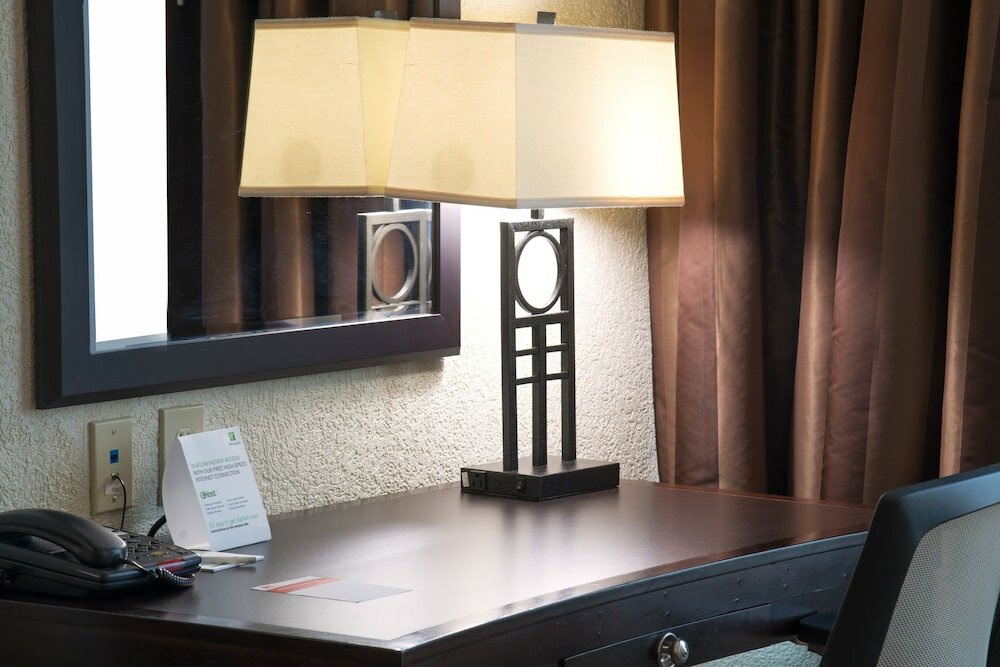 Фото Holiday Inn Hotel & Suites Charleston West, an Ihg Hotel