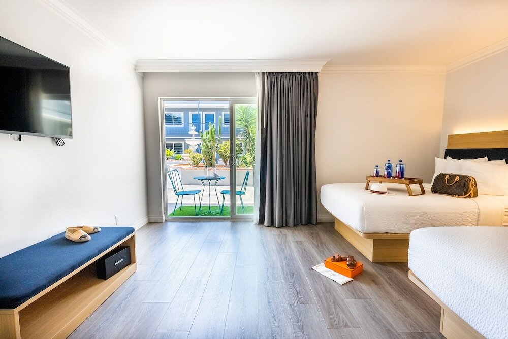 Фото The Live Hotel