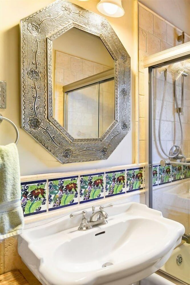 Фото Hummingbird - Spectacular Views, Stunning East Side Home, Walk to Canyon Rd