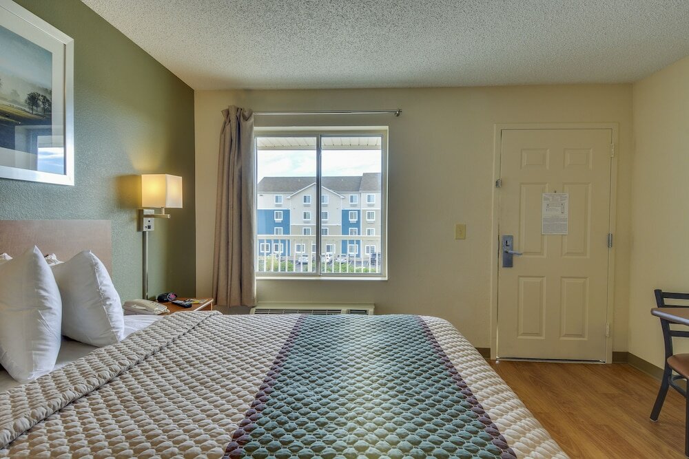 Фото HomeTowne Studios by Red Roof Austin