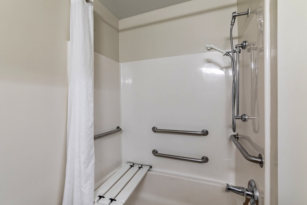 Фото HomeTowne Studios by Red Roof Austin