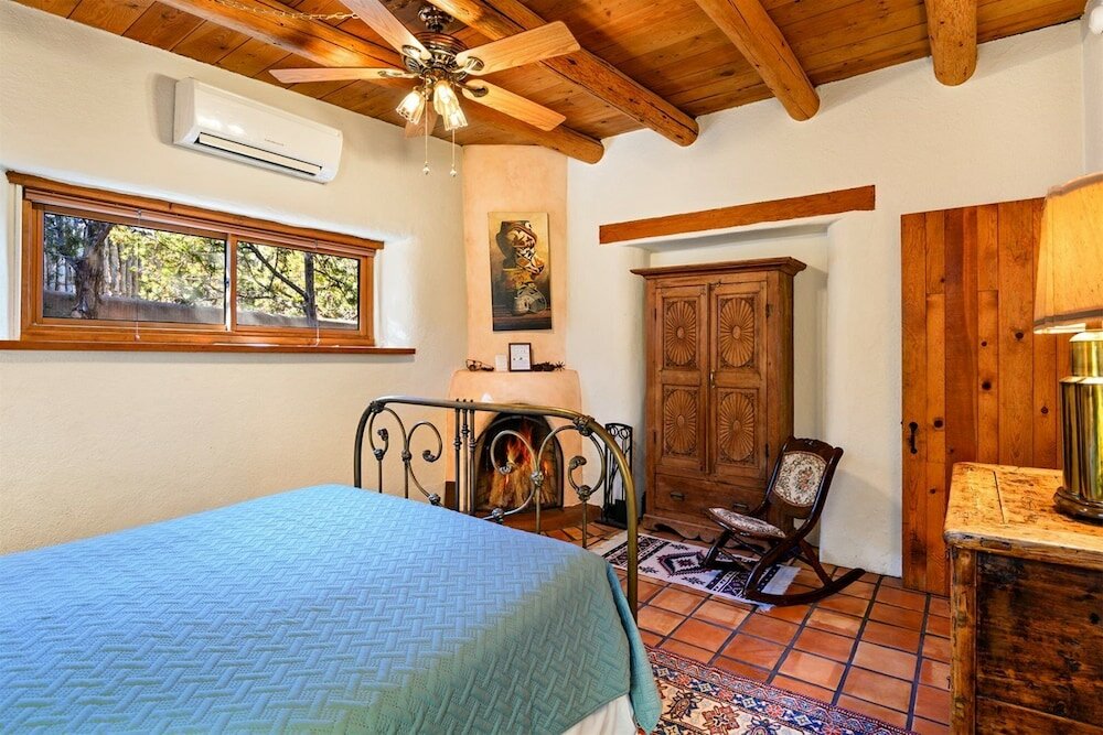 Фото Hummingbird - Spectacular Views, Stunning East Side Home, Walk to Canyon Rd