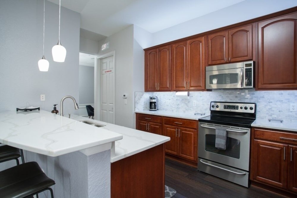 Фото Penthouse Next To Convention Center & Universal 3 Bedroom Condo by Redawning