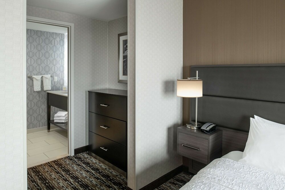 Фото Hampton Inn & Suites Portsmouth Downtown