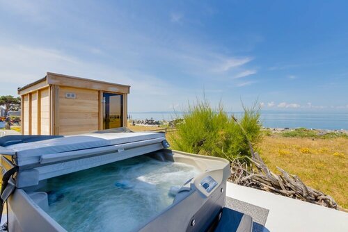 Гостиница Point Roberts Cottage w Ocean Views + Hot Tub!