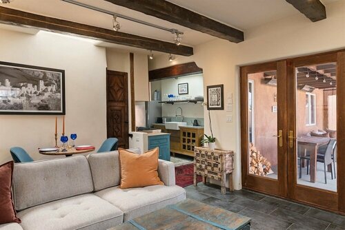 Гостиница Casa Galeria - Luxury Rental With Hot Tub, Walk Everywhere