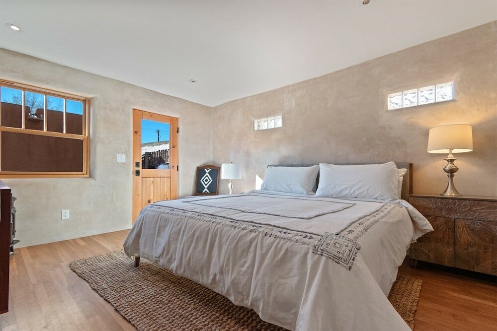 Фото Apricot - Light-filled Modern Update to Historic Home, Walk to The Plaza and Canyon Rd