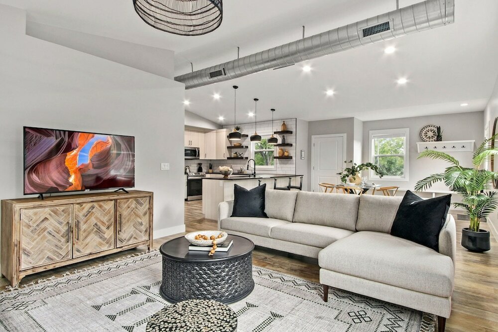 Фото Spacious Downtown Apartment – Walk to Old Town Fc!