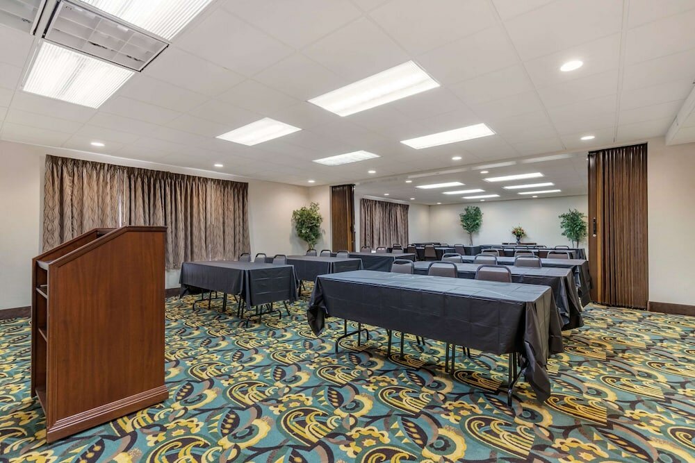 Фото Quality Inn San Antonio Fiesta at Six Flags