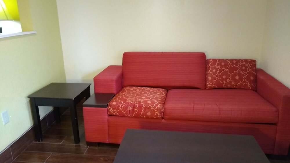 Фото Econo Lodge Inn & Suites West - Energy Corridor